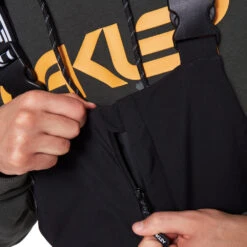 Oakley TNP Shell BIB Trägerhose Blackout Herren -Skigeschäft oakley tnp shell bib foa400939 02e 02 gross